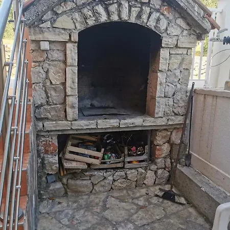 Ib Tkon, Pasman Apartmán Tkon