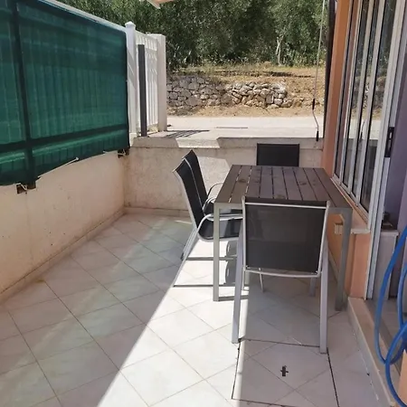 Ib Tkon, Pasman Apartmán