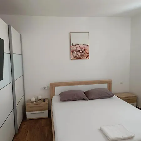Ib Tkon, Pasman Apartmán *