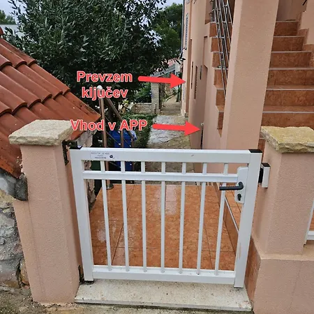 Ib Tkon, Pasman Apartment